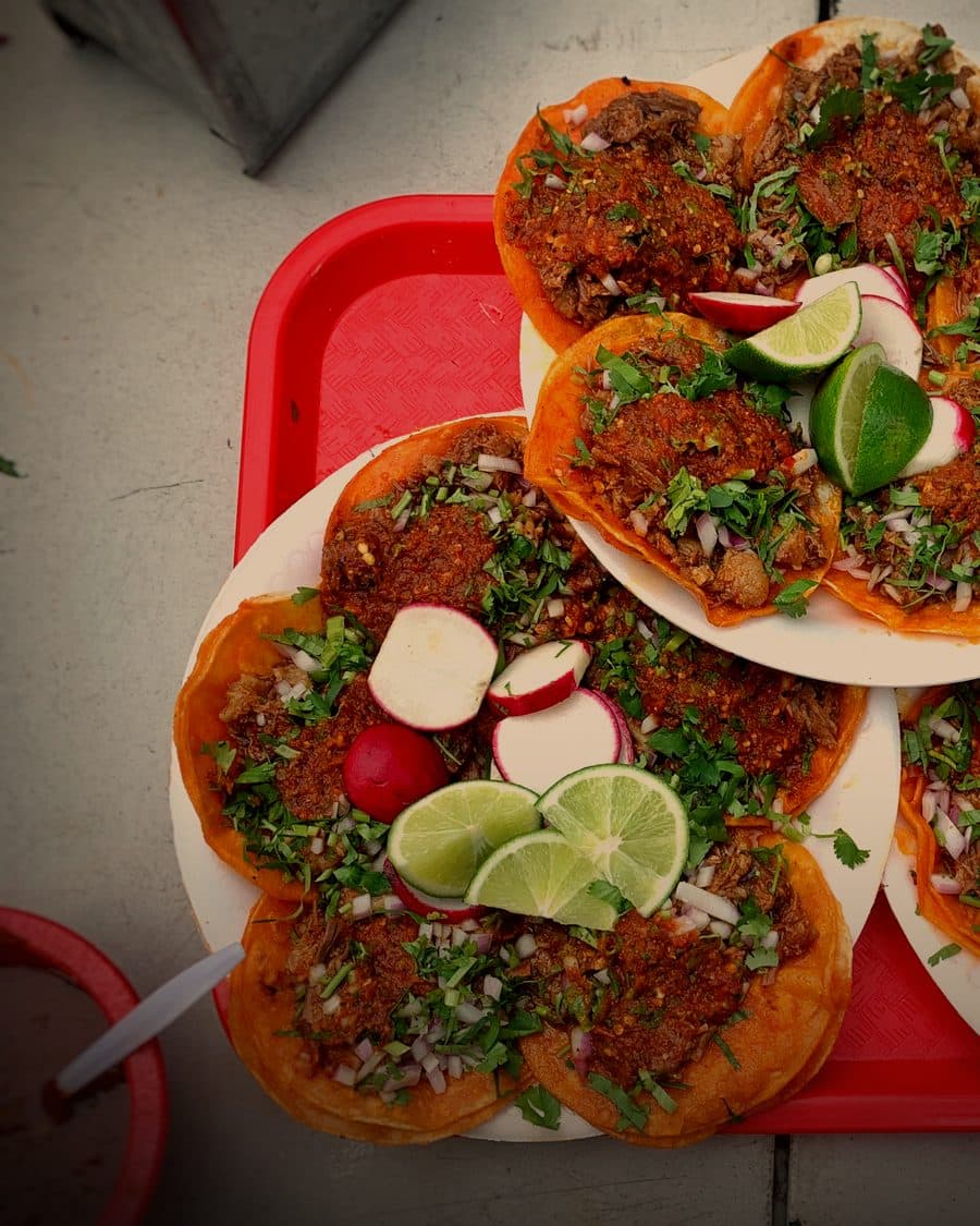 Tres tacos de birria en tortilla de maíz con cebolla y cilantro